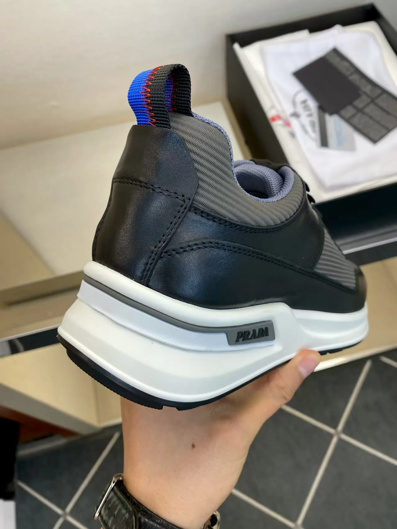 P440 38-45 Prada's new men's genuine leather sneakers, the highest version on the market, any comparison is welcome🆚! The original leather has excellent texture and is super high-end! Fetal sheep net lining imported from Italy, removable pad! Luxurious materials and fine workmanship, highly recommended!